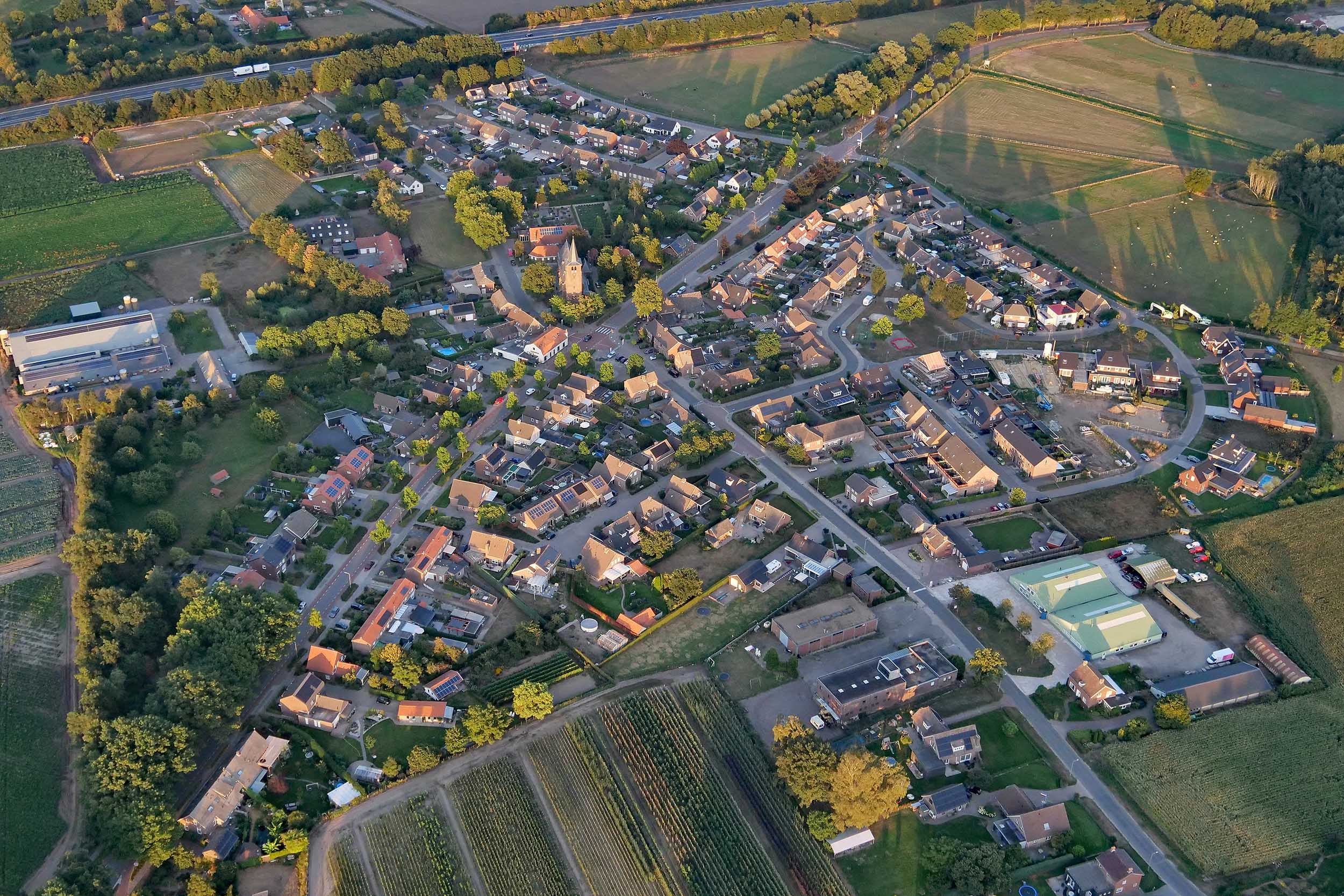 Luchtfoto van de wijk Castenray